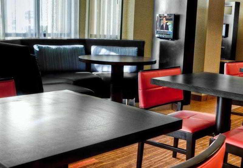 Courtyard By Marriott Bloomington Normal Hotel Restoran gambar